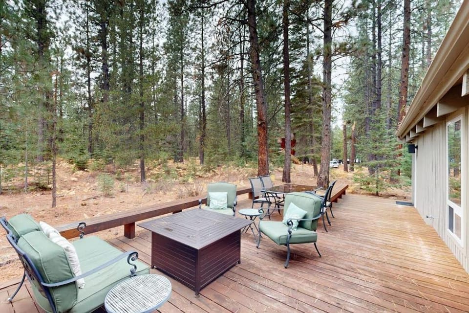 Secluded delight with pools private hot tub & central AC House in Oregon