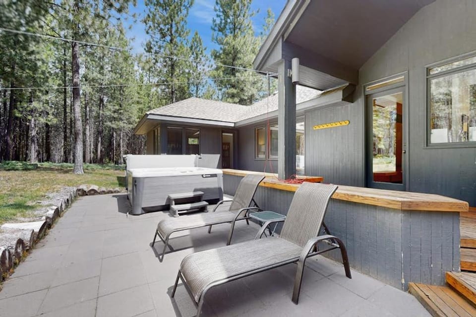 Dog-friendly home with private hot tub high-speed WiFi & central AC House in Oregon