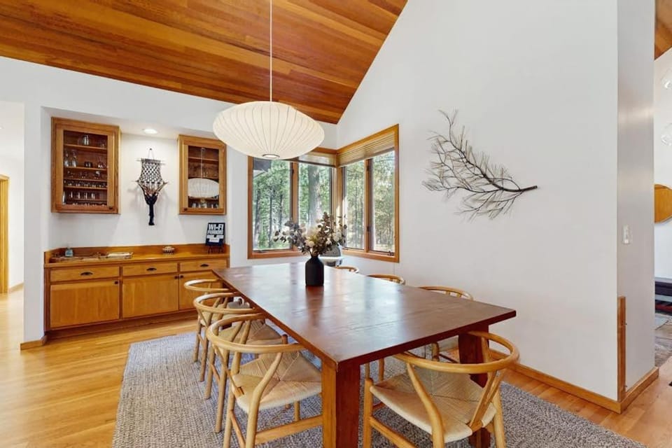 Dog-friendly home with private hot tub high-speed WiFi & central AC House in Oregon