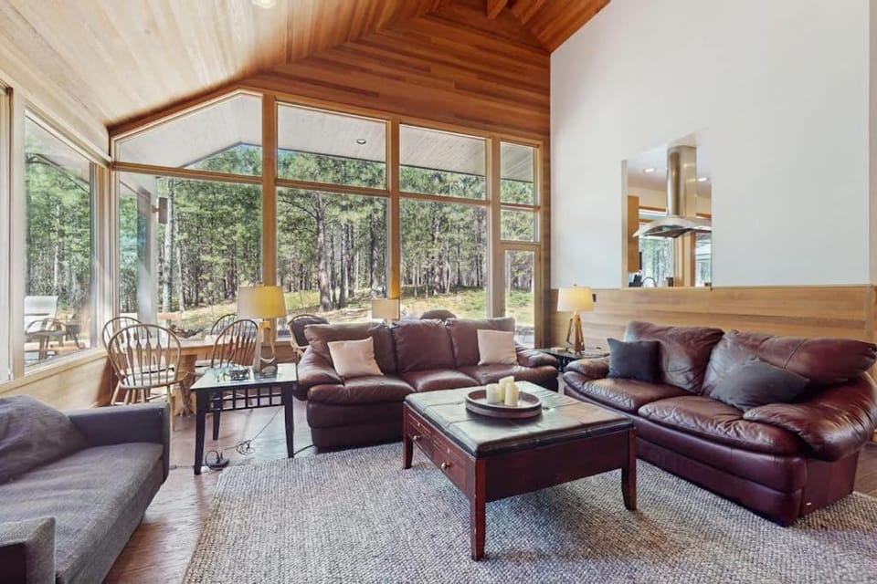 Dog-friendly home with private hot tub high-speed WiFi & central AC House in Oregon