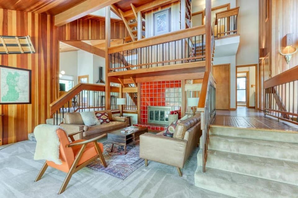 Dog-friendly home with grill deck firepit balcony & mountain view House in Oregon