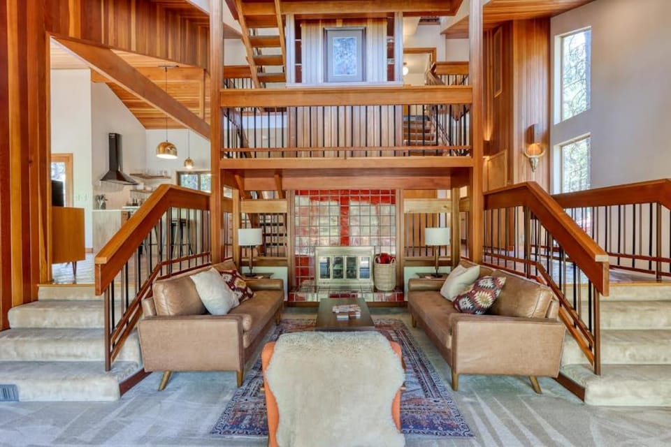 Dog-friendly home with grill deck firepit balcony & mountain view House in Oregon