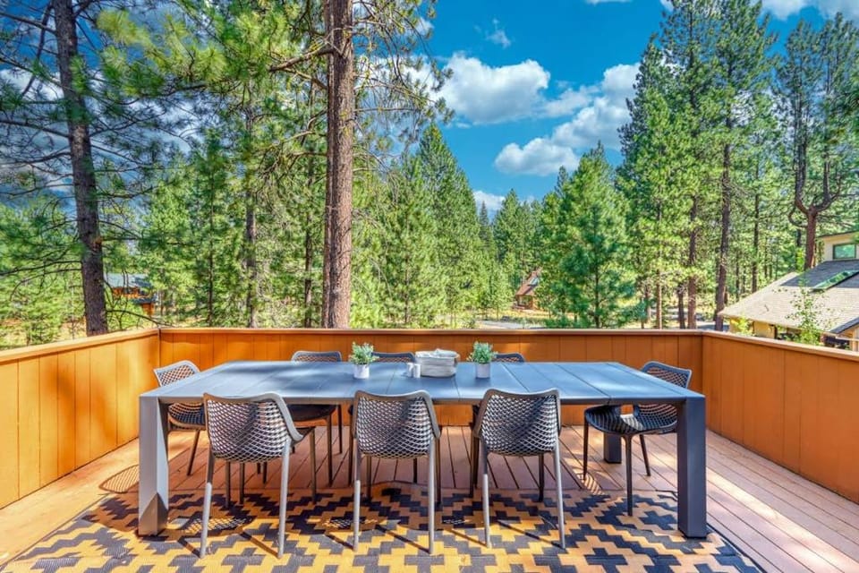 Dog-friendly home with grill deck firepit balcony & mountain view House in Oregon