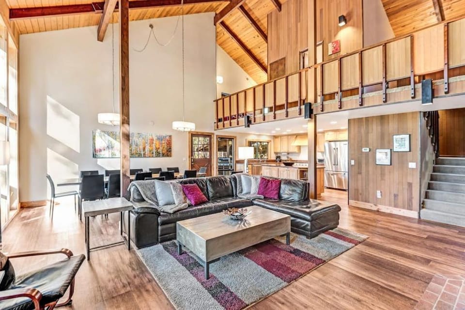 Welcoming Lodge-Style Home Perfect for Family Gatherings House in Oregon