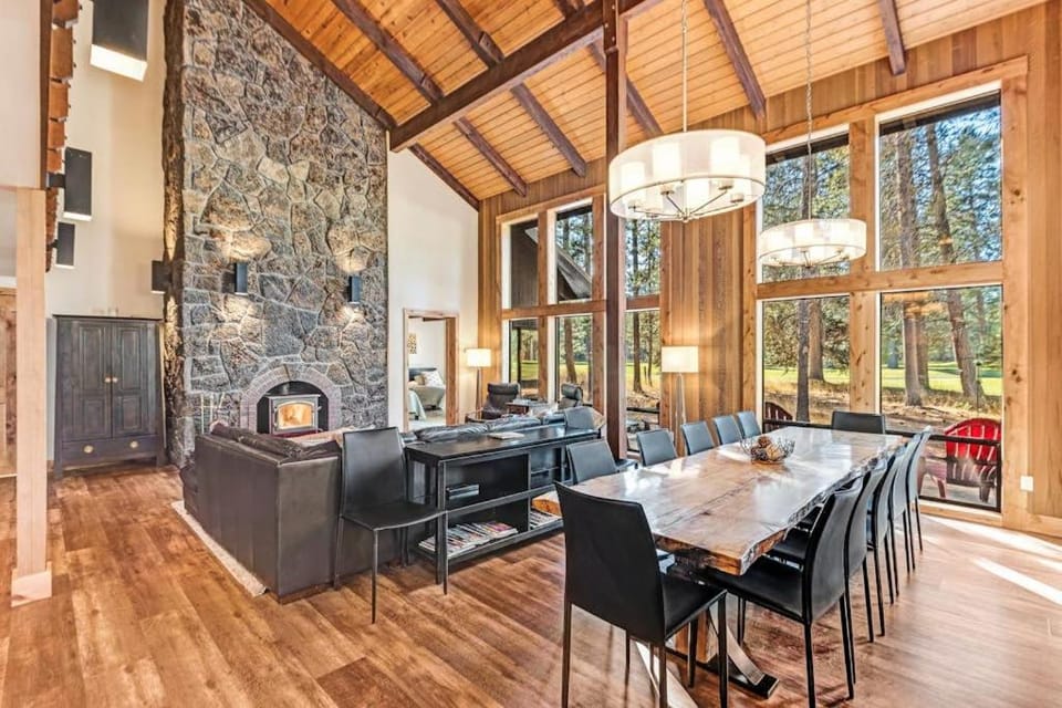 Welcoming Lodge-Style Home Perfect for Family Gatherings House in Oregon