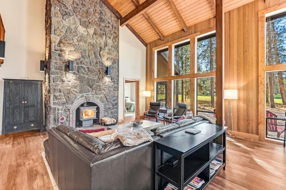 Welcoming Lodge-Style Home Perfect for Family Gatherings House in Oregon