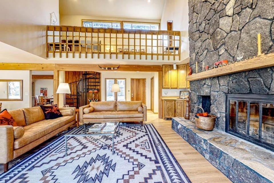 Mountain-view ranch house with fireplace W&D central AC & bikes - dog-friendly House in Oregon