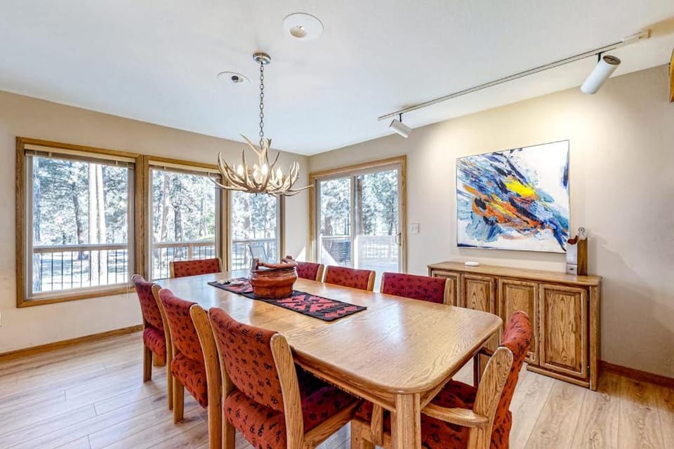 Mountain-view ranch house with fireplace W&D central AC & bikes - dog-friendly House in Oregon