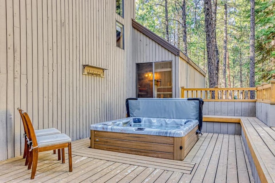Dreamy mountain escape with hot tub pools golf gym & grill House in Oregon