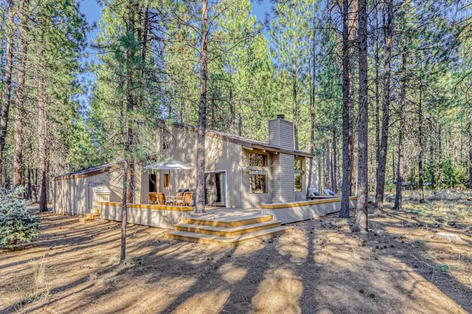Dreamy mountain escape with hot tub pools golf gym & grill House in Oregon