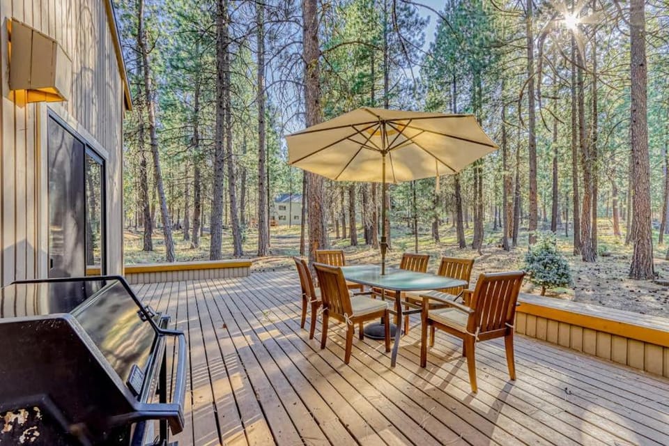 Dreamy mountain escape with hot tub pools golf gym & grill House in Oregon