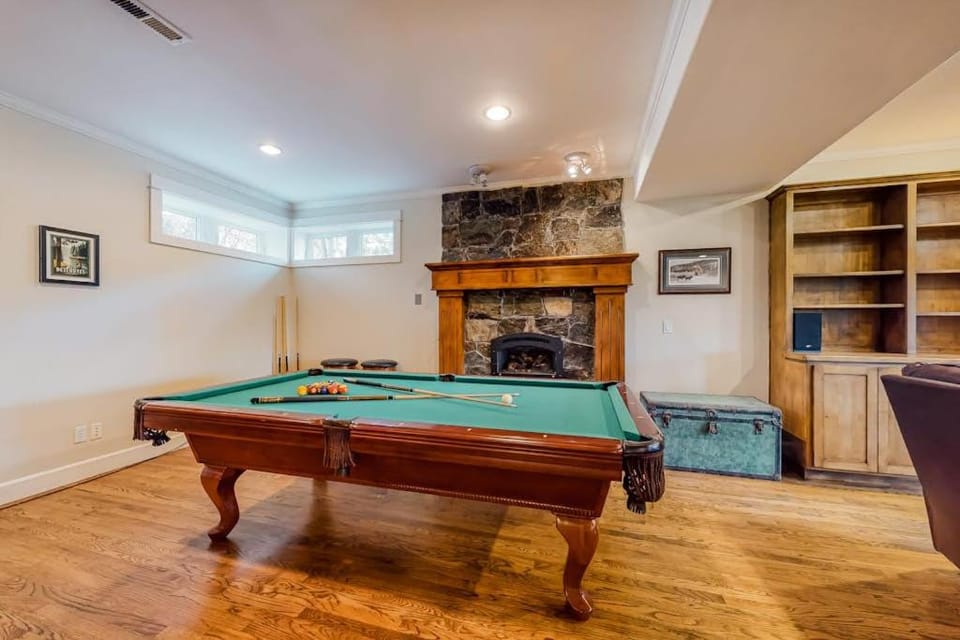 Stunning Bend Home on the Hill with Private Hot Tub City Views & Game Room House in Bend