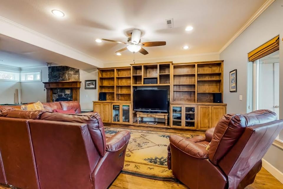 Stunning Bend Home on the Hill with Private Hot Tub City Views & Game Room House in Bend