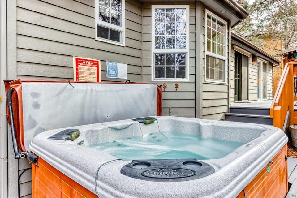 Westside Craftsman with private hot tub enclosed yard & jetted tub House in Bend