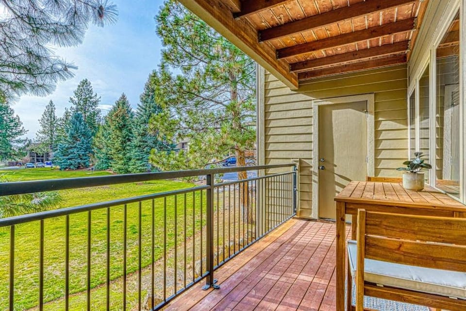 Dog-friendly second floor condo with pool & hot tub access & wood fireplace House in Deschutes River Woods