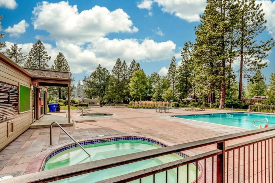 Dog-friendly second floor condo with pool & hot tub access & wood fireplace House in Deschutes River Woods