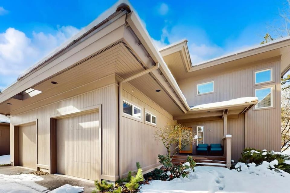 Conveniently located townhome with kitchen kitchenette balcony & fireplace House in Bend