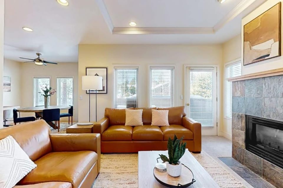 Conveniently located townhome with kitchen kitchenette balcony & fireplace House in Bend