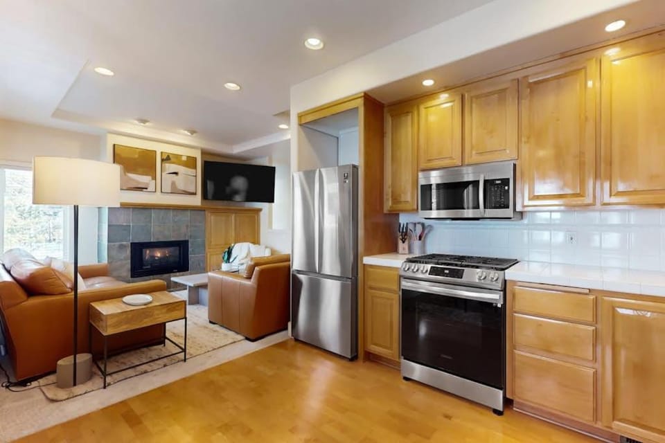 Conveniently located townhome with kitchen kitchenette balcony & fireplace House in Bend