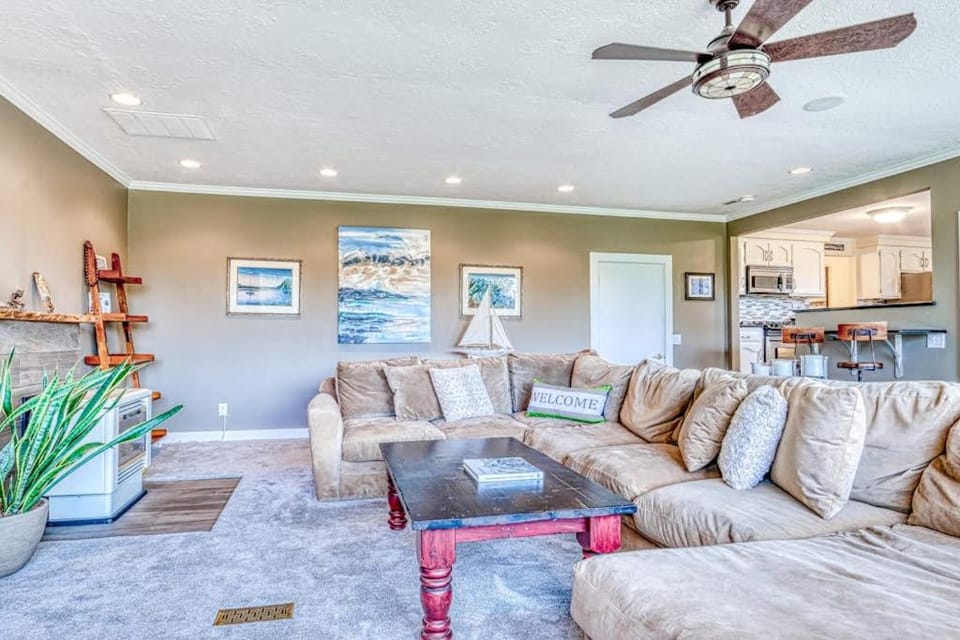 Spacious Home - Golf Course Views Central AC WiFi & Alfresco Living House in Bend