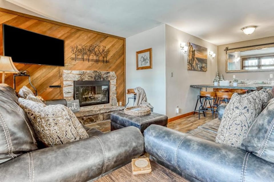 All-Suite Alpine Getaway - Pools Hot Tubs & Golf - Shuttle to Ski Mountain House in Oregon