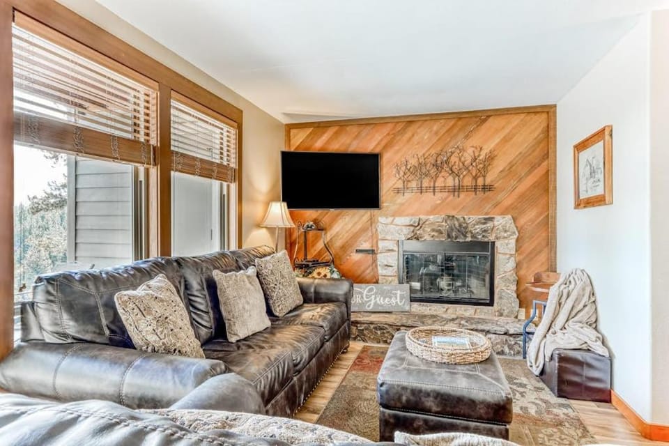 All-Suite Alpine Getaway - Pools Hot Tubs & Golf - Shuttle to Ski Mountain House in Oregon