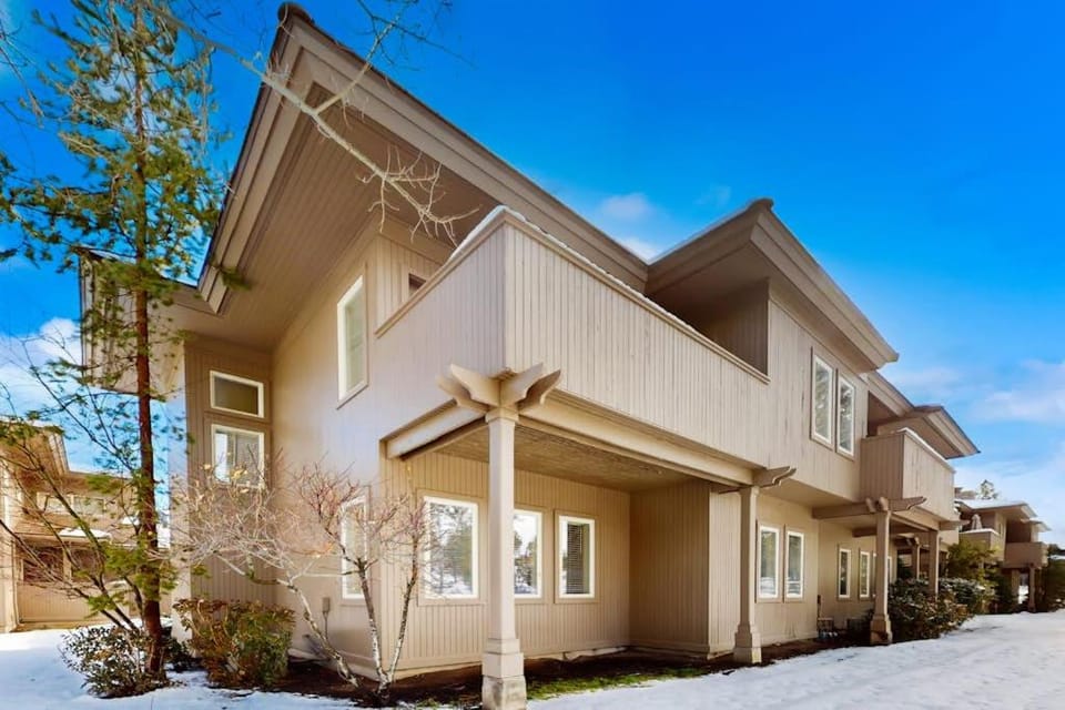 Charming dog-friendly retreat near skiing & golf with views & fireplace House in Bend