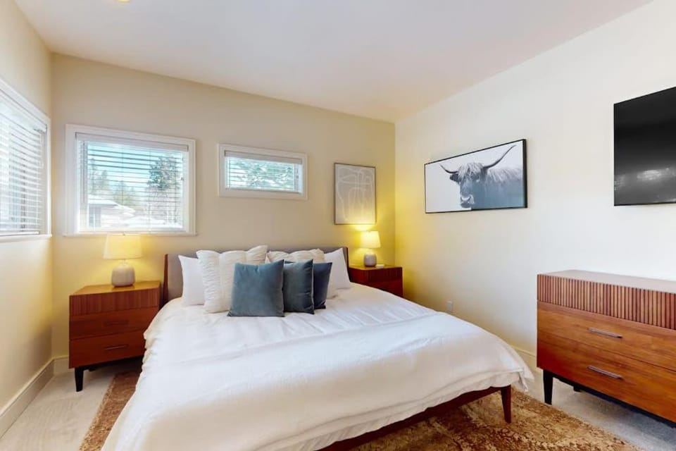 Charming dog-friendly retreat near skiing & golf with views & fireplace House in Bend