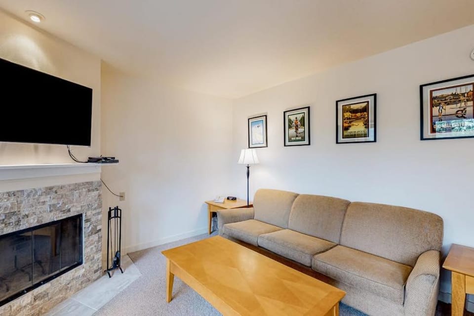 Cozy mountain studio near skiing & town with fast WiFi shared pools & patio House in Oregon