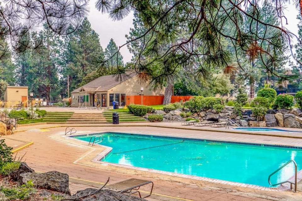 Cozy mountain studio near skiing & town with fast WiFi shared pools & patio House in Oregon