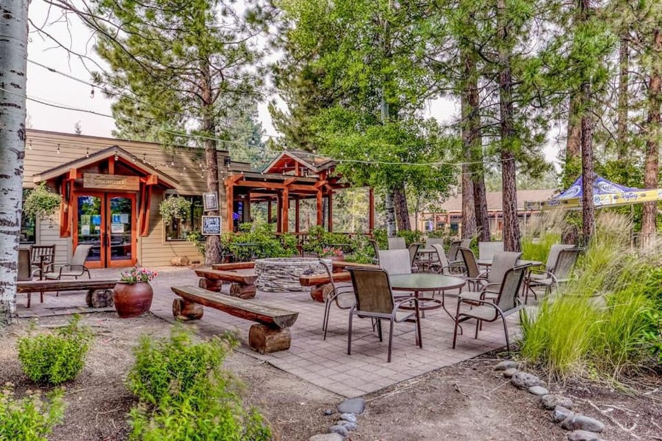 Cozy mountain studio near skiing & town with fast WiFi shared pools & patio House in Oregon