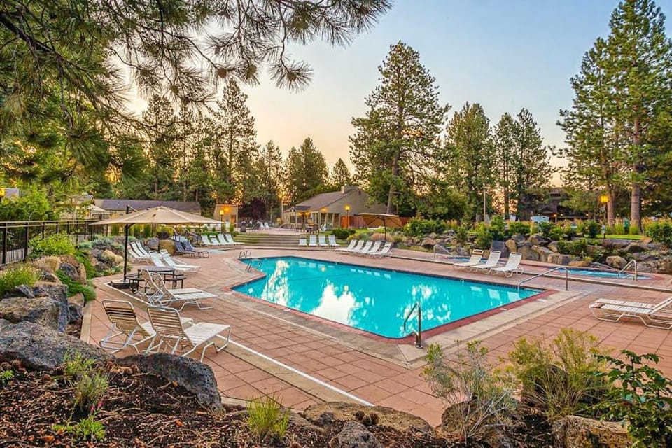 Mountain-view condo with pool hot tub sauna fitness room balcony & W&D House in Deschutes River Woods
