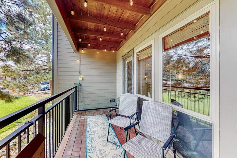 Mountain-view condo with pool hot tub sauna fitness room balcony & W&D House in Deschutes River Woods