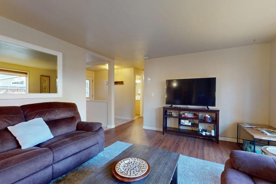 Pleasant PNW retreat with enclosed yard grill & W&D - dogs ok near skiing House in Bend