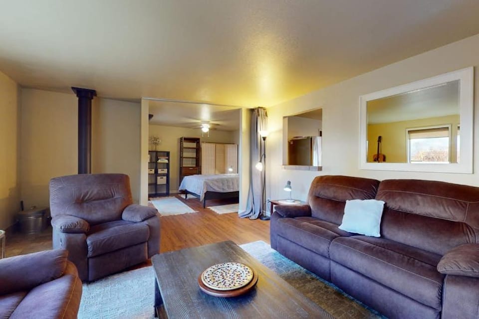Pleasant PNW retreat with enclosed yard grill & W&D - dogs ok near skiing House in Bend