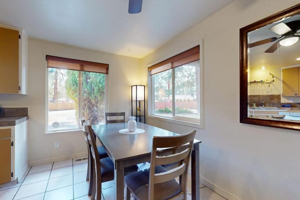 Pleasant PNW retreat with enclosed yard grill & W&D - dogs ok near skiing House in Bend