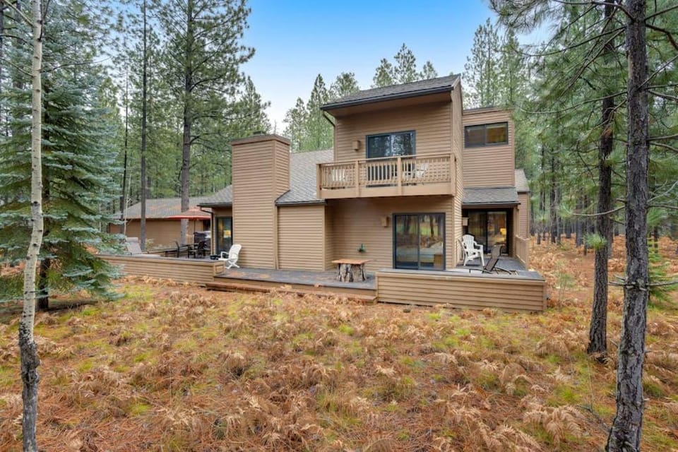 Forested getaway with kitchen stone fireplace pool & private hot tub House in Oregon