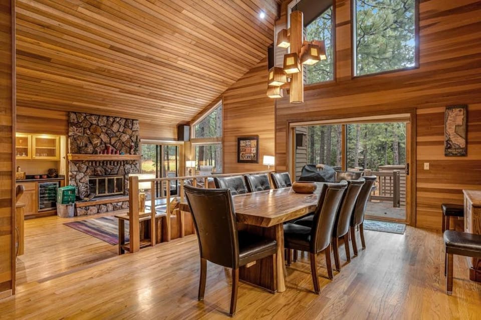 Forested getaway with kitchen stone fireplace pool & private hot tub House in Oregon