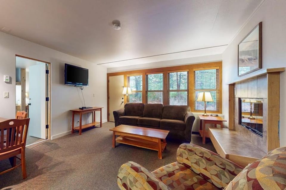Studio condo with access to shared pools hot tubs close to Mt Bachelor Apartment in Oregon