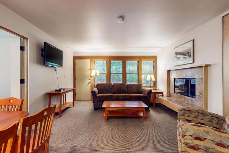 Studio condo with access to shared pools hot tubs close to Mt Bachelor Apartment in Oregon