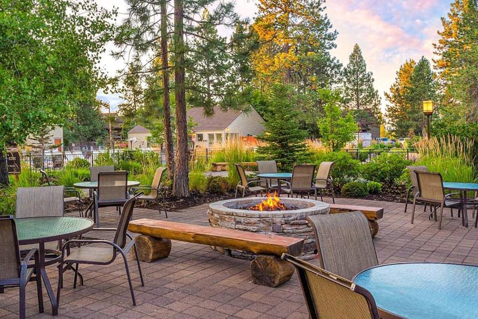 Studio condo with access to shared pools hot tubs close to Mt Bachelor Apartment in Oregon