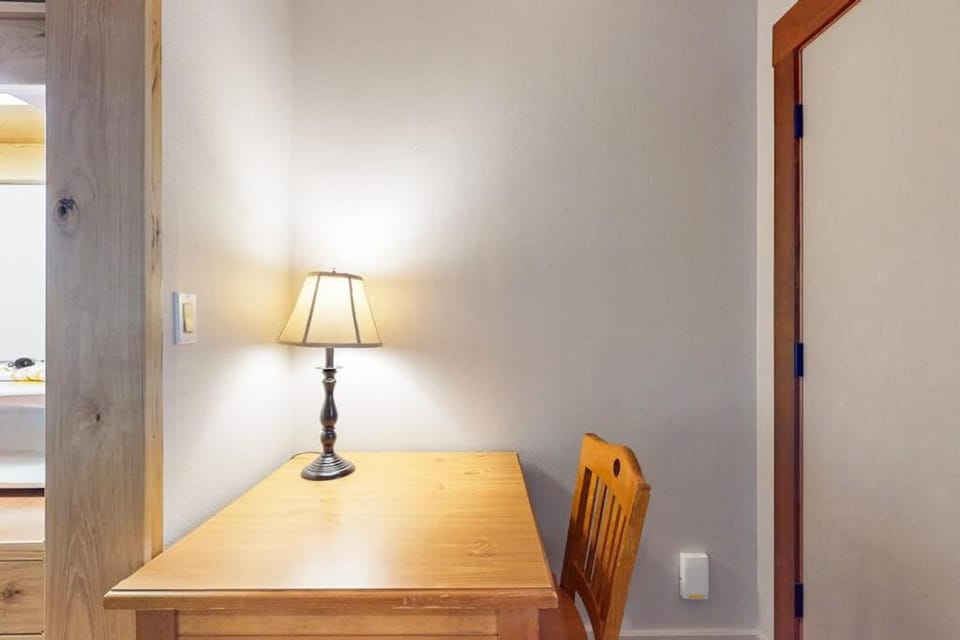 Studio condo with access to shared pools hot tubs close to Mt Bachelor Apartment in Oregon