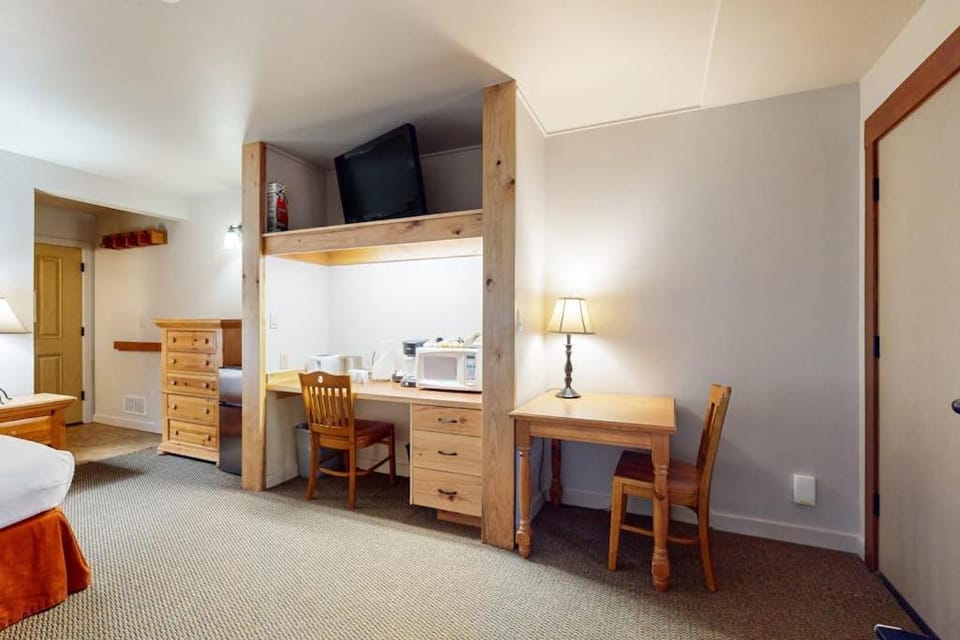 Studio condo with access to shared pools hot tubs close to Mt Bachelor Apartment in Oregon