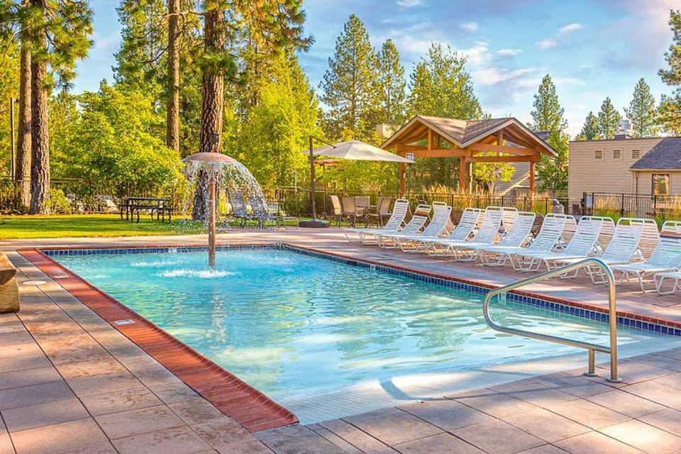 Cozy condo with loft & fireplace AC shared hot tubs pools fitness center House in Oregon