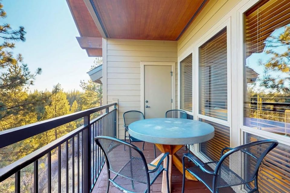 Cozy condo with loft & fireplace AC shared hot tubs pools fitness center House in Oregon