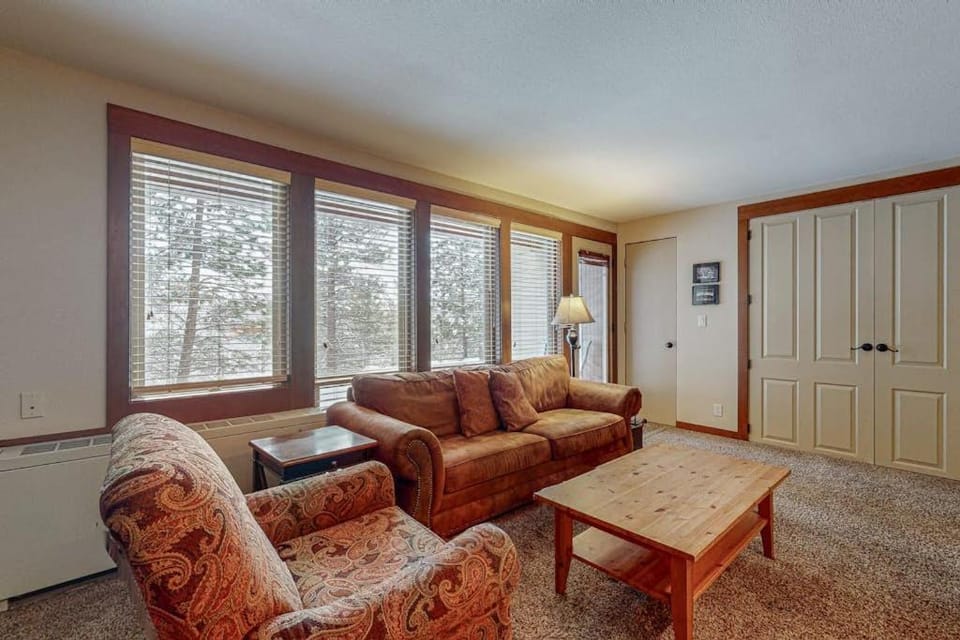 Charming condo with serene views access to resort amenities WiFi and patio House in Oregon