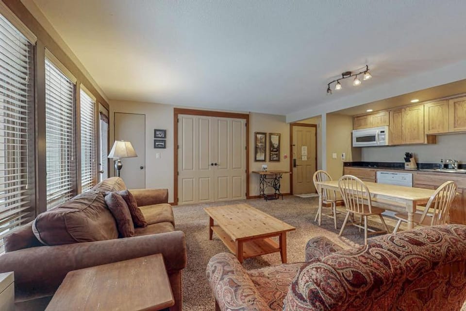 Charming condo with serene views access to resort amenities WiFi and patio House in Oregon
