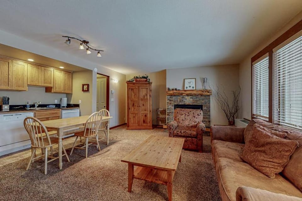 Charming condo with serene views access to resort amenities WiFi and patio House in Oregon