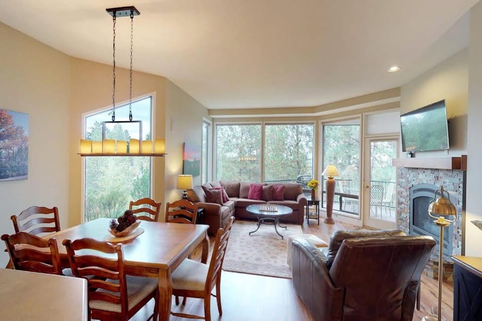 Comfortable and cozy side-by-side condos with private hot tub & great location House in Bend