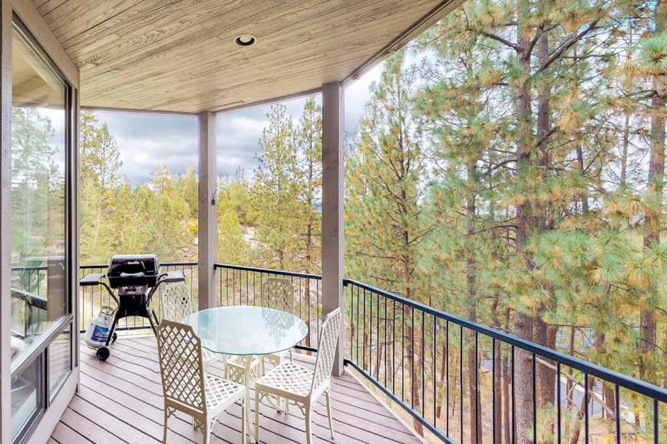 Comfortable condo with private hot tub & tennis-great location House in Bend
